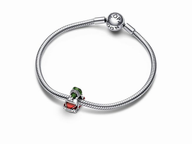 Ein elegantes Pandora Armband aus Sterling Silber mit einem Tannenbaum Charm aus Emaille, verziert mit grünen und roten Details, ideal für festliche Anlässe.