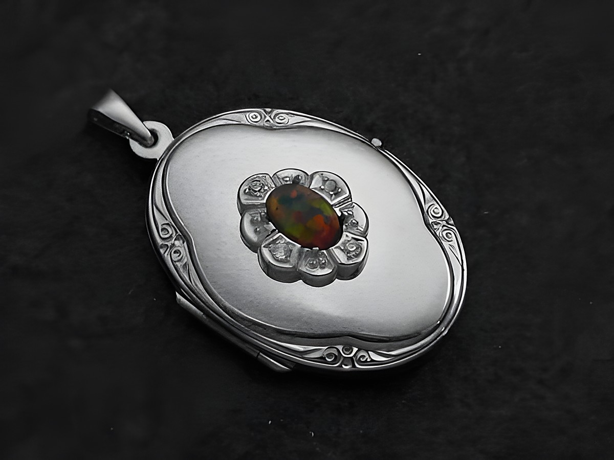 Bunt gefärbter Opal Cabochon in Medaillon aus Sterling Silber mit filigraner Blüten-Design und Brillanten, hergestellt von Juwelier Harnisch.