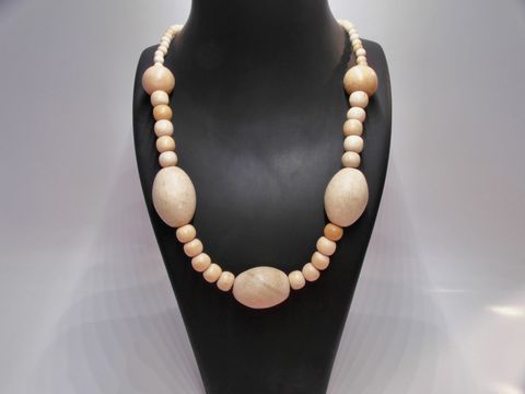 Holzkette Multiform 30 mm naturbraun 60 cm Holz Schmuck von Juwelier Harnisch, bestehend aus verschiedenen Holzperlen in unterschiedlichen Größen und Formen, präsentiert auf einem schwarzen Schmuckständer.