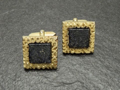 Vergoldete Manschettenknöpfe mit quadratischem, schwarzem Stein, Hersteller Juwelier Harnisch, goldfarbener Rahmen mit feinem Muster. Ideal für elegante Anlässe.