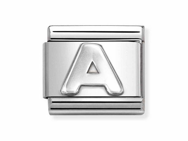 Der Buchstabe A aus Edelstahl mit silberner Oxidation von Nomination 330113 01 CLASSIC, wirkt modern und elegant, ideal zur Personalisierung von Armbändern.