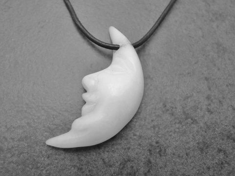 Mondgesicht Anhänger aus Schneequartz in weiß, ausdruckstark gestaltet und an einem 1 m langen Lederband der Marke Juwelier Harnisch. Anhänger mit Edelsteinen, perfekt für jeden Anlass.