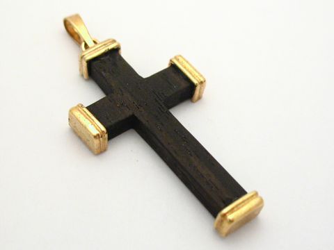 Kreuz Religion Verzierung aus Holz, vergoldet, hergestellt von Juwelier Harnisch, Anhänger mit Edelsteinen, elegantes Design für stilvolle Träger.