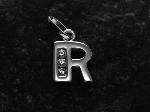 Silberner Anhänger in Form des Buchstabens R, rhodiniert, mit Zirkonia verziert, Hersteller Juwelier Harnisch. Ideal als persönliches Geschenk oder Schmuckstück.
