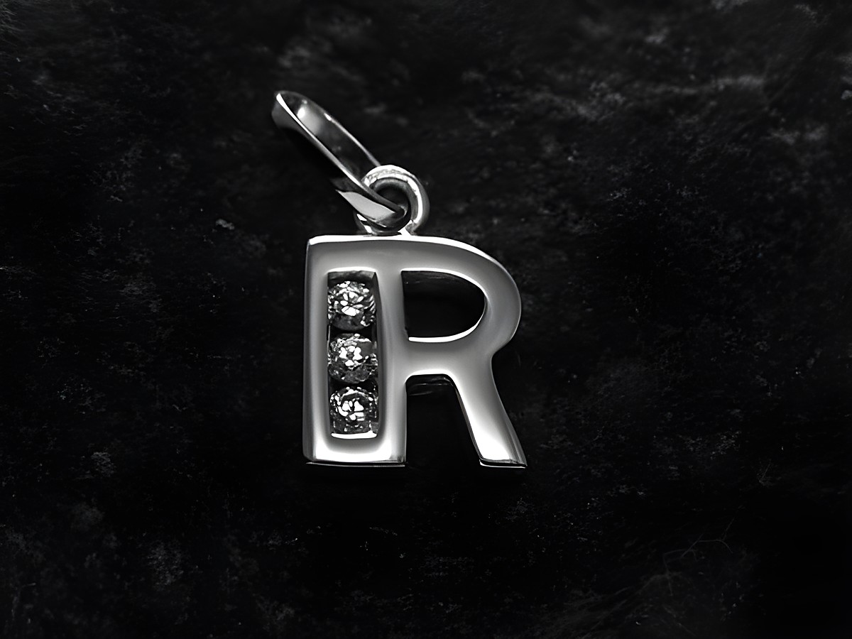 Silberner Anhänger in Form des Buchstabens R, rhodiniert, mit Zirkonia verziert, Hersteller Juwelier Harnisch. Ideal als persönliches Geschenk oder Schmuckstück.