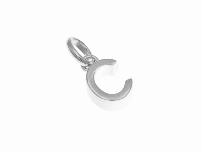 Anhänger aus poliertem Sterling Silber in Form des Buchstabens C, hergestellt von Juwelier Harnisch, ideal für individuelle Schmuckstücke.