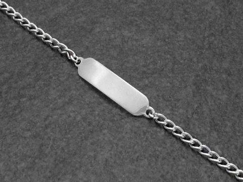Silber Gravur-Armband mit polierter Gravurfläche, Hersteller Juwelier Harnisch, elegante Kette mit einem schlichten, rechteckigen Gravurfeld für persönliche Identifikation.