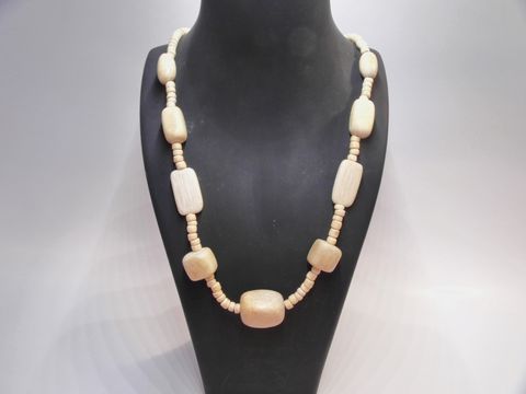 Holzkette aus naturbraunem Holz mit Multiform-Elementen in 25 mm, Länge 60 cm, von Juwelier Harnisch, verleiht jedem Outfit einen natürlichen Akzent.