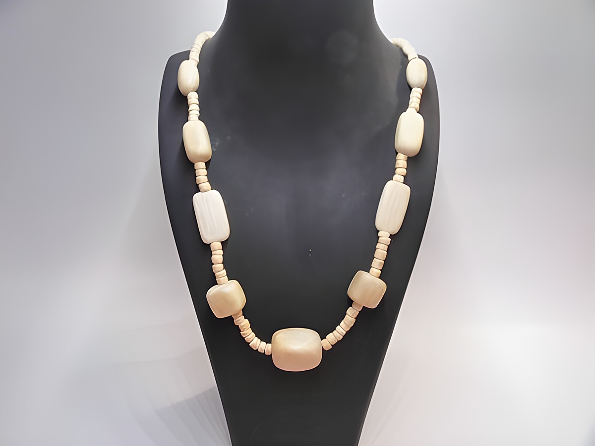 Holzkette aus naturbraunem Holz mit Multiform-Elementen in 25 mm, Länge 60 cm, von Juwelier Harnisch, verleiht jedem Outfit einen natürlichen Akzent.