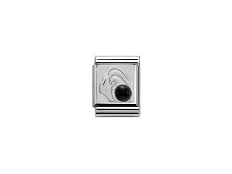 Ein silberner Charm mit dem Sternzeichen Jungfrau, gefertigt aus hochwertigem Sterling Silber, zeigt ein detailreiches Design und einen kleinen schwarzen Stein.