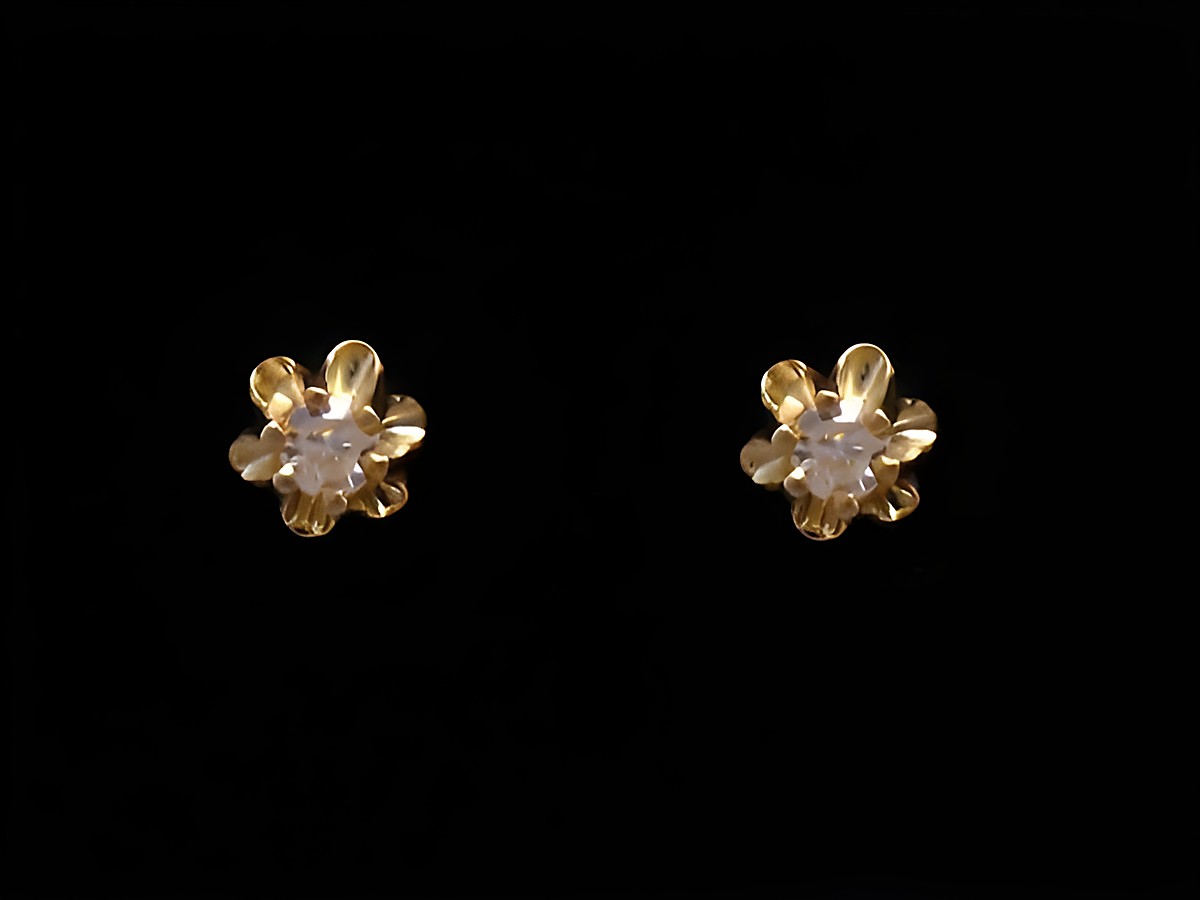 Ohrringe Blume in Gold 585 mit hinreißendem Zirkonia, hergestellt von Juwelier Harnisch. Diese eleganten Ohrringe verleihen jedem Outfit einen besonderen Glanz.