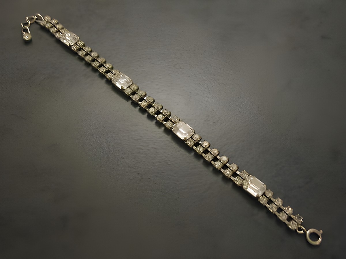 Strass Armband - weiß - 19-22 cm - silberfarben - elegant, Hersteller: Juwelier Harnisch, zeigt ein funkelndes Design mit klaren Strasssteinen, ideal für besondere Anlässe. – Ansicht 2