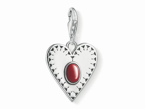 Charm-Anhänger in Herzform aus versilbertem Edelstahl mit rotem Stein in der Mitte, Hersteller Thomas Sabo, Vintage Ethno Stil, ideal für individuelle Schmuckkollektionen.