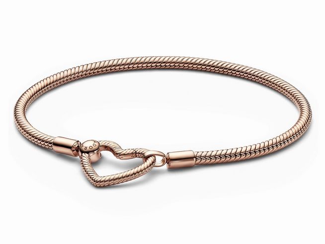 Elegantes Pandora Herzverschluss Schlangenarmband aus 585 Roségoldvergoldung mit einer Länge von 17 cm, perfekt für stilvolle Looks und individuelle Gestaltung.