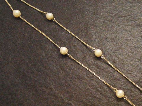 Perlenkette 60 cm mit Panzer-Design, ausgestattet mit 9 Zuchtperlen aus Gold 585, hergestellt von Juwelier Harnisch, elegantes Collier mit edlen Perlen.