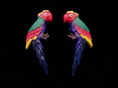 Bunte Papagei Ohrringe aus Modeschmuck mit grünem Rücken und dunkelblauem Schwanz, hergestellt von Juwelier Harnisch, inkl. Ear Cuffs.