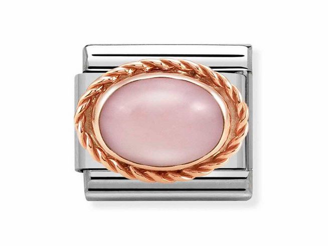 Nomination Classic Roségold 430507 22 Kordel Opaline rosa zeigt einen eleganten Charm mit ovalem, opalinem Stein in zartem Rosa, eingefasst in ein geschwungenes, roségoldenes Design.