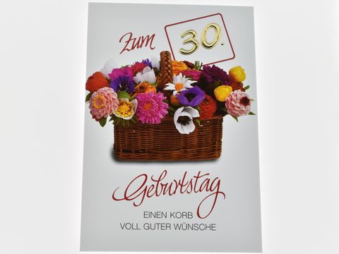 Eine Geburtstagskarte mit einem Blumenkorb, der voller bunter Blumen ist. Auf der Karte steht zum 30 Geburtstag einen Korb voll guter Wünsche. Hersteller: Juwelier Harnisch, Geburtstagskarten.