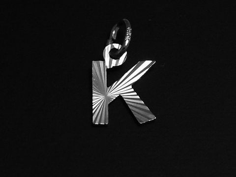 Silber Anhänger in Form des Buchstabens K mit Druck- und Diamantschliff von Juwelier Harnisch, glänzende Oberfläche und elegantes Design.
