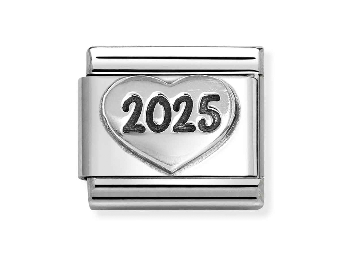 Nomination Sterling Silber 330101 77 - Herz 2025 Element - Classic Silber Ein silbernes Herz mit der eingravierten Zahl 2025, hergestellt aus Sterling Silber von Nomination, Modell Sterling Silber 330101 77 - Herz 2025 Element - Classic Silber.