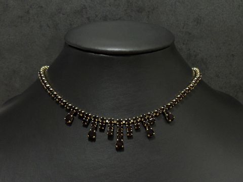 Strass Kette glanzvoll in granatrot mit goldfarbener Fassung, Länge 45,5-49 cm, Hersteller Juwelier Harnisch, perfekt für elegante Anlässe.