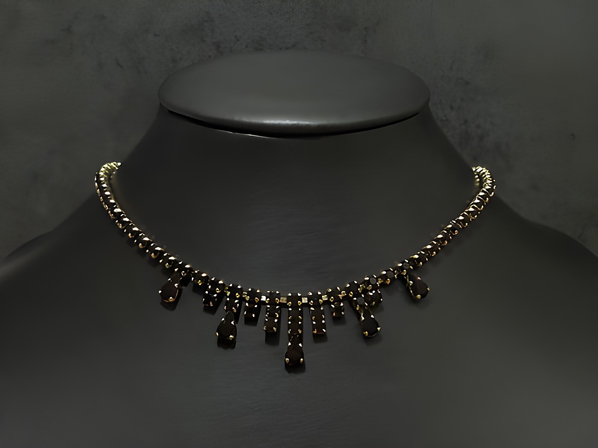 Strass Kette glanzvoll in granatrot mit goldfarbener Fassung, Länge 45,5-49 cm, Hersteller Juwelier Harnisch, perfekt für elegante Anlässe.