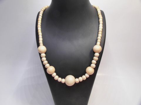 Holzkette mit naturbraunen Kugeln von 20 mm, Länge 60 cm, gefertigt von Juwelier Harnisch, ideal für eleganten Holzschmuck.