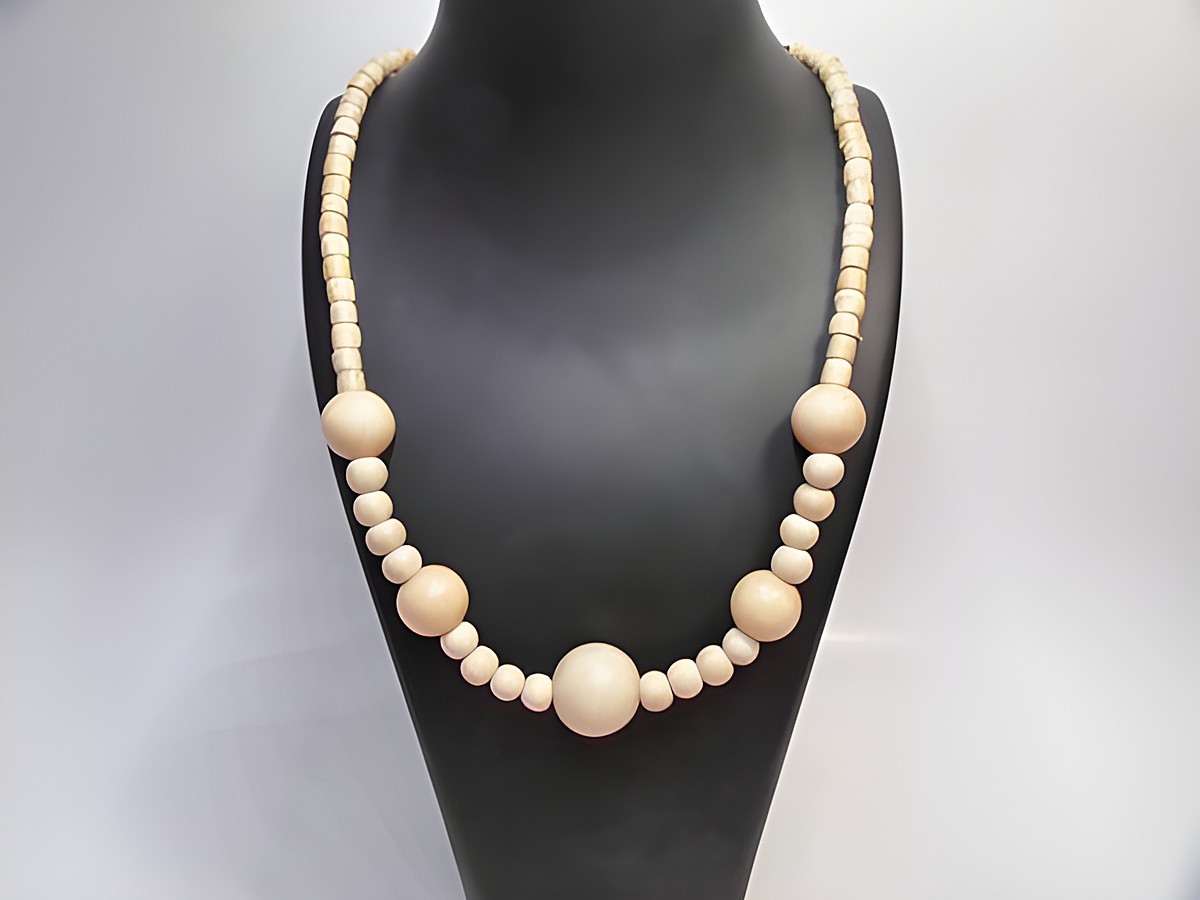 Holzkette mit naturbraunen Kugeln von 20 mm, Länge 60 cm, gefertigt von Juwelier Harnisch, ideal für eleganten Holzschmuck.