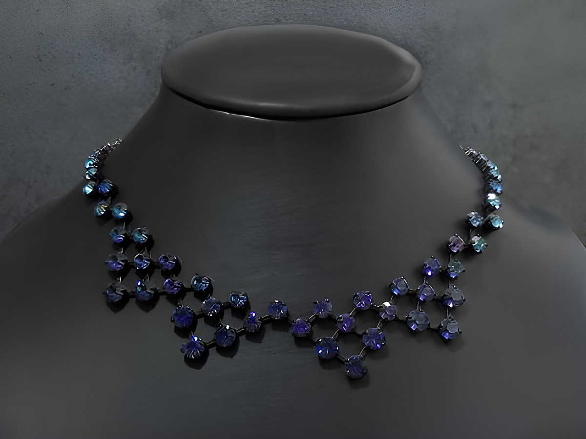 Strasskette in aufregendem blau-lila-Mix, 41 cm lang, mit schwarzer Fassung von Juwelier Harnisch. Ideal als elegantes Accessoire für besondere Anlässe.