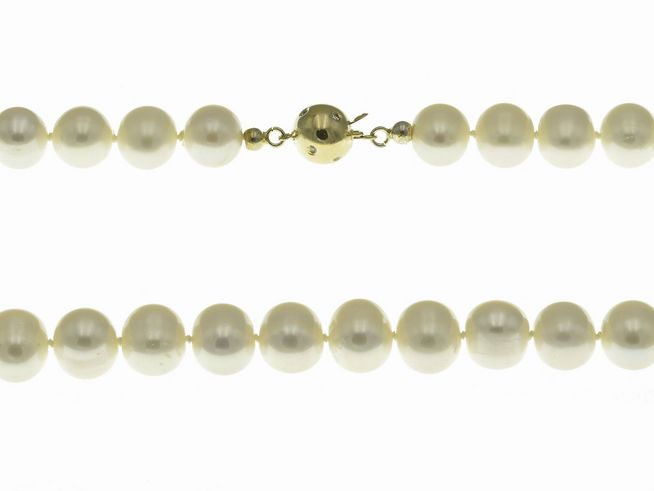Perlenkette in Weiß mit 9,5-10 mm großen Perlen, gefertigt aus Gold 585 und einer Länge von 44 cm, klassisches Design vom Hersteller Juwelier Harnisch.