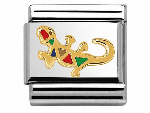Der charmante Bicolor Anhänger zeigt einen stilisierten Gecko in glänzendem Gold mit bunten, geometrischen Mustern auf silbernem Hintergrund, hergestellt von Nomination.