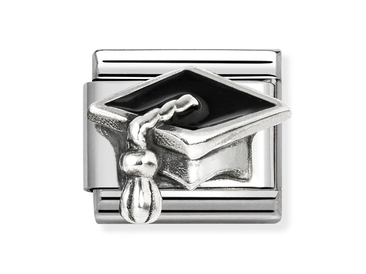 Oxidiertes Sterling Silber Element mit einem schwarzen Emaille Doktorhut. Das Schmuckstück von Nomination hat eine klassische Form und eignet sich ideal für Akademiker.