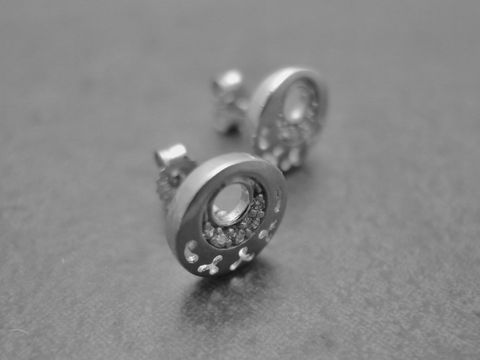 Ohrringe rund aus sterling Silber rhodiniert in elegantem Design mit weißen Zirkonia, Hersteller Juwelier Harnisch, ideal für verschiedene Anlässe.