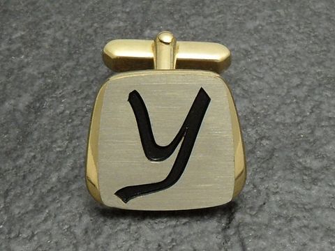 Vergoldete Manschettenknöpfe mit Initialen Y, Hersteller Juwelier Harnisch, elegantes Design mit schwarzer Gravur auf mattiertem Hintergrund.