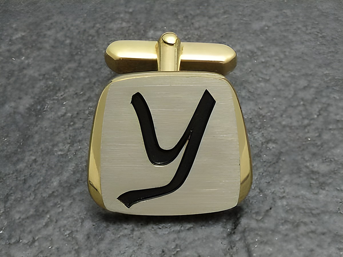 Vergoldete Manschettenknöpfe mit Initialen Y, Hersteller Juwelier Harnisch, elegantes Design mit schwarzer Gravur auf mattiertem Hintergrund.