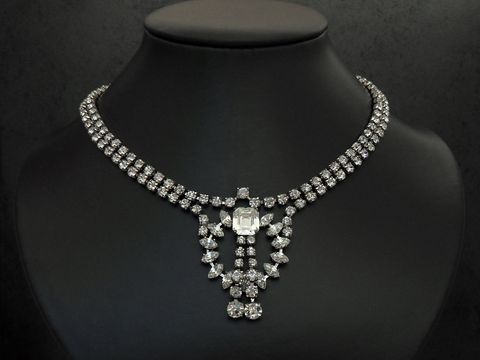 Strass Collier Kette königlich weiß 41,5 cm mit silberfarbener Fassung, verziert mit funkelnden Strasssteinen und einem eleganten Design, ideal für besondere Anlässe von Juwelier Harnisch.
