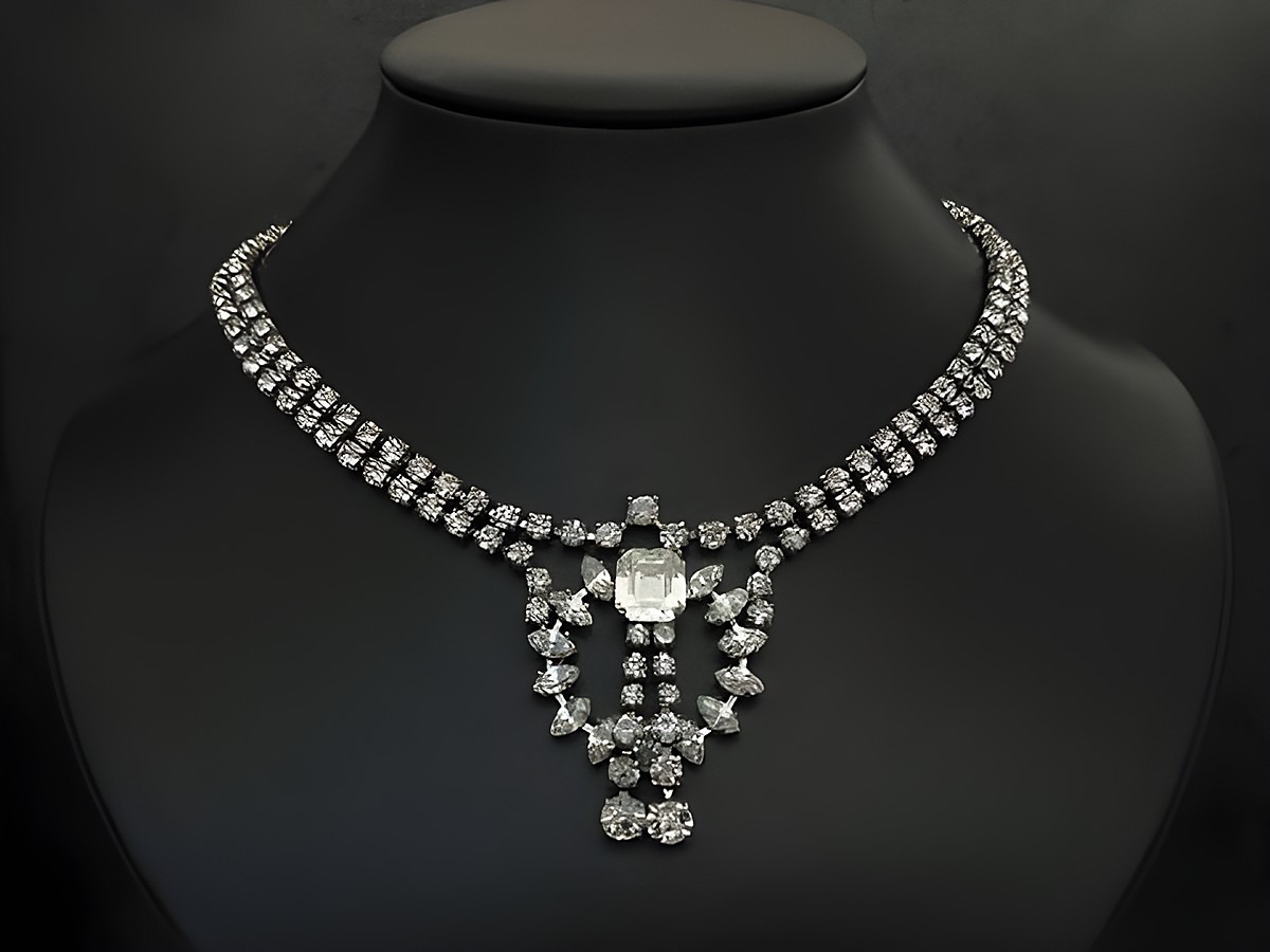 Strass Collier Kette königlich weiß 41,5 cm mit silberfarbener Fassung, verziert mit funkelnden Strasssteinen und einem eleganten Design, ideal für besondere Anlässe von Juwelier Harnisch.
