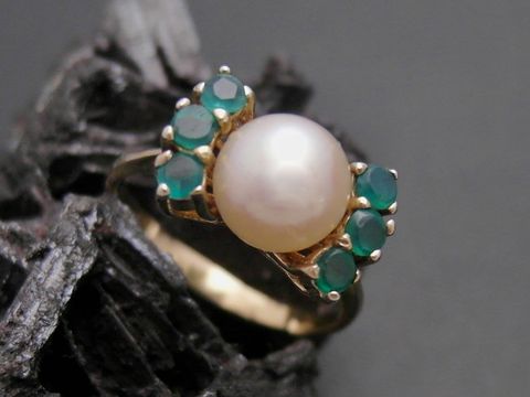 Gold Perlen Ring edel Gr. 52 mit 6,9 mm Zuchtperle und synthetischem Smaragd in Gold 333, Hersteller Juwelier Harnisch, bis Gr. 52/17.