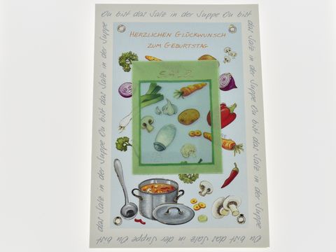 Eine Geburtstagskarte mit einem befüllbaren Beutel zeigt einen bunten Suppentopf und verschiedene Gemüsesorten sowie den Schriftzug Herzlichen Glückwunsch zum Geburtstag, Hersteller Juwelier Harnisch.