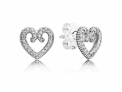 Pandora 297099CZ Heart Swirls Ohrstecker in Herzform, versilbert mit filigranen Verzierungen und funkelnden Zirkonia, stilvolles Accessoire für jeden Anlass.