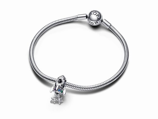Ein eleganter Armband mit einem silbernen Raketen-Charm von Pandora, verziert mit bunten Steinen, der Weltraumliebe symbolisiert und Stil sowie Kreativität ausstrahlt.