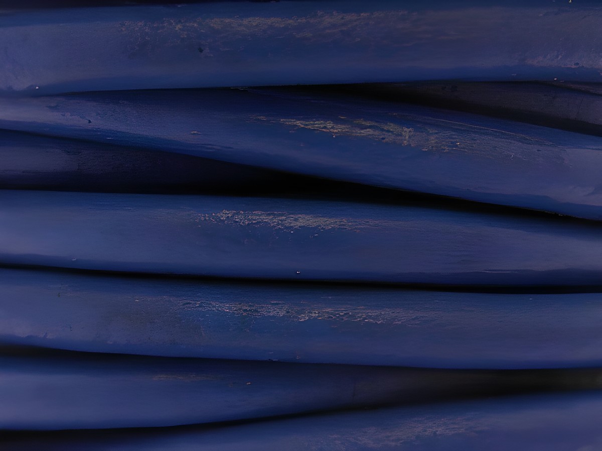 Blaues Lederband von Juwelier Harnisch mit einer Länge von 27 cm und einer Dicke von 3 mm, ausgestattet mit einem silbernen Karabiner.