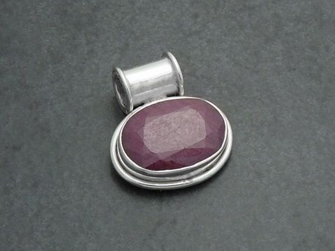 Echter Rubin Anhänger ca. 25 mm aus 925 Sterling Silber, gefertigt vom Juwelier Harnisch, mit ovaler, facettierter Oberfläche und glänzender Fassung.