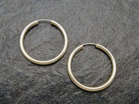 Creolen 3 cm aus Gold auf Sterling Silber, vergoldet, 2,5 mm, von Juwelier Harnisch, elegante Ohrringe, ideal für jeden Anlass, glänzende Oberfläche, zeitloses Design.