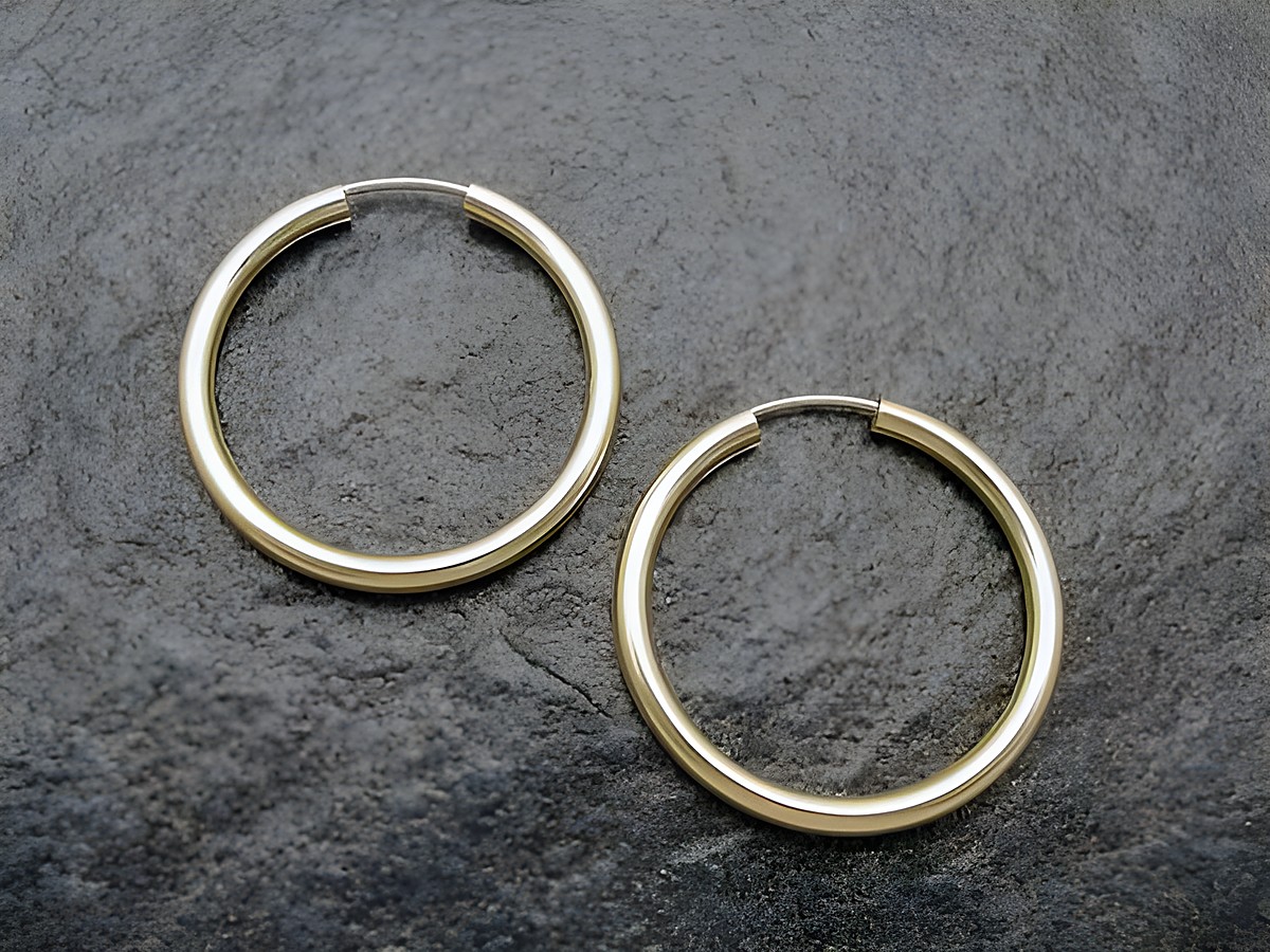 Creolen 3 cm aus Gold auf Sterling Silber, vergoldet, 2,5 mm, von Juwelier Harnisch, elegante Ohrringe, ideal für jeden Anlass, glänzende Oberfläche, zeitloses Design.