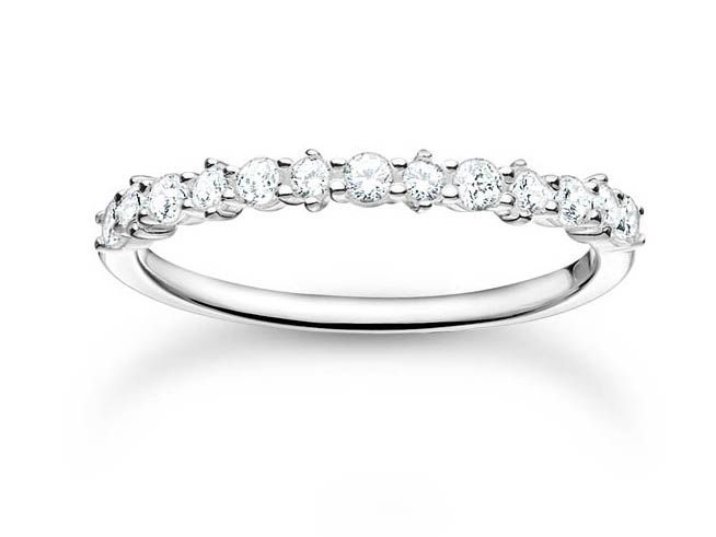 56969714-0 Der Thomas Sabo Charming Ring in Sterling Silber mit weißen Zirkonia ist eine elegante Schmuckstück in Größe 54, das mit funkelnden Steinen verziert ist und zeitlose Schönheit ausstrahlt.