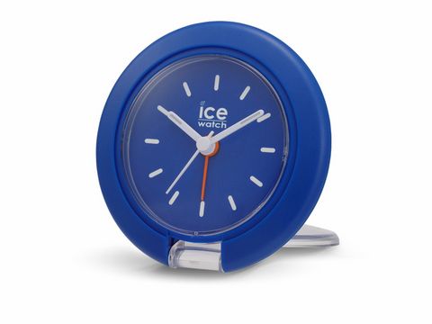Ice-Watch Reisewecker in Blau mit einem Durchmesser von 7,5 cm. Das Gehäuse ist aus Kunststoff und das Ziffernblatt zeigt weiße Ziffern und einen roten Sekundenzeiger. Hersteller: Ice watch.