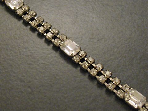 Elegantes silberfarbenes Strass Armband von Juwelier Harnisch, 19-22 cm, verziert mit funkelnden Strasssteinen, ideal für festliche Anlässe. Perfektes Accessoire für jeden Schmuckliebhaber.