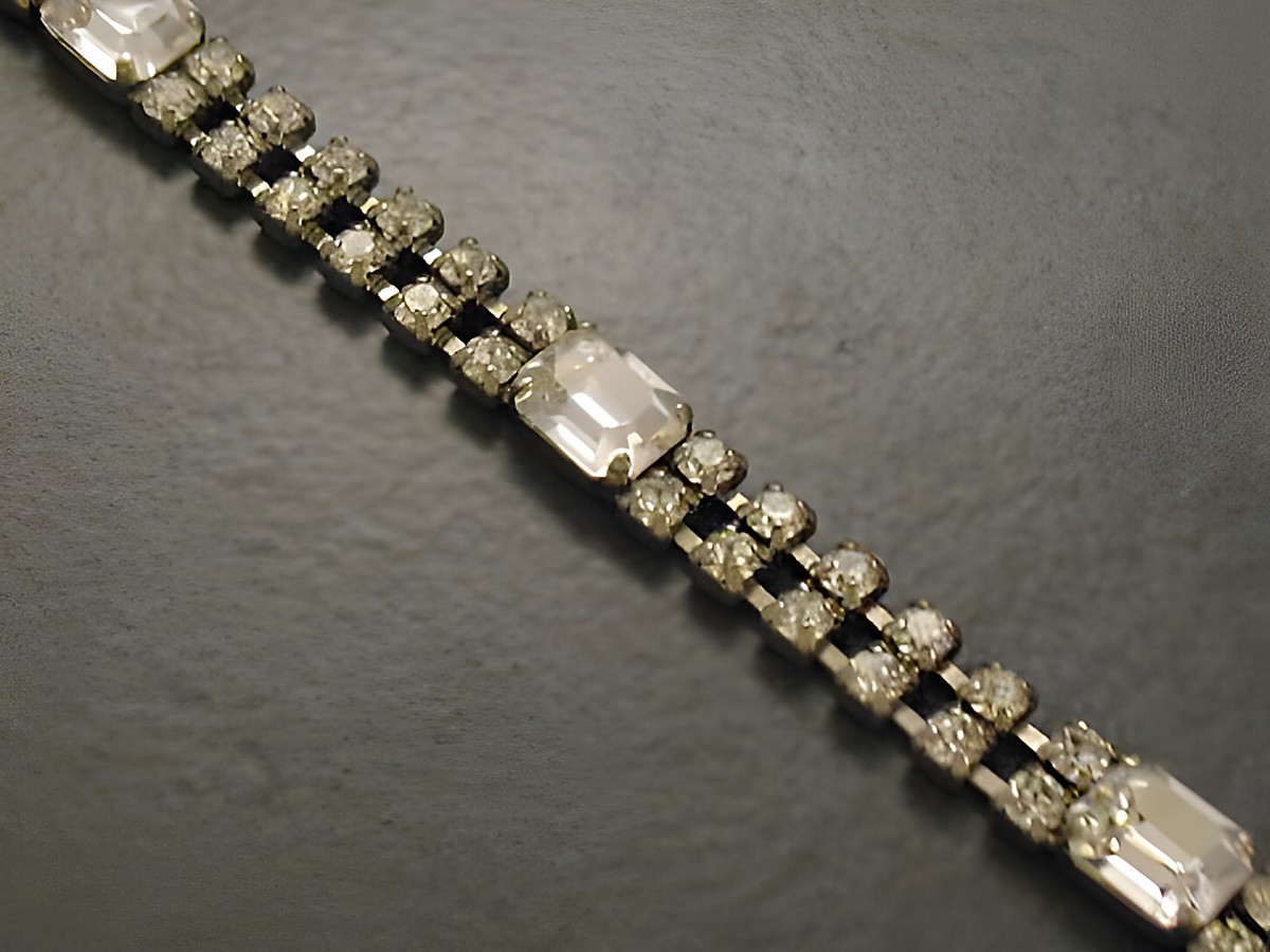 Elegantes silberfarbenes Strass Armband von Juwelier Harnisch, 19-22 cm, verziert mit funkelnden Strasssteinen, ideal für festliche Anlässe. Perfektes Accessoire für jeden Schmuckliebhaber.