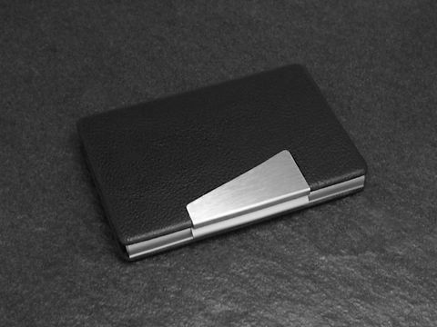 Etui für Visitenkarten in Schwarz mit Gravurfläche, aus feinem Material, elegantes Design, Hersteller Juwelier Harnisch, ideal für die stilvolle Aufbewahrung von Visitenkarten.